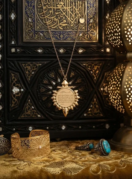 سلسلة سكينة الذهبية من Quorvella المصنوعة من سلاسل ستانلس ستيل ومطلية ذهب مع نقش آية الكرسي.